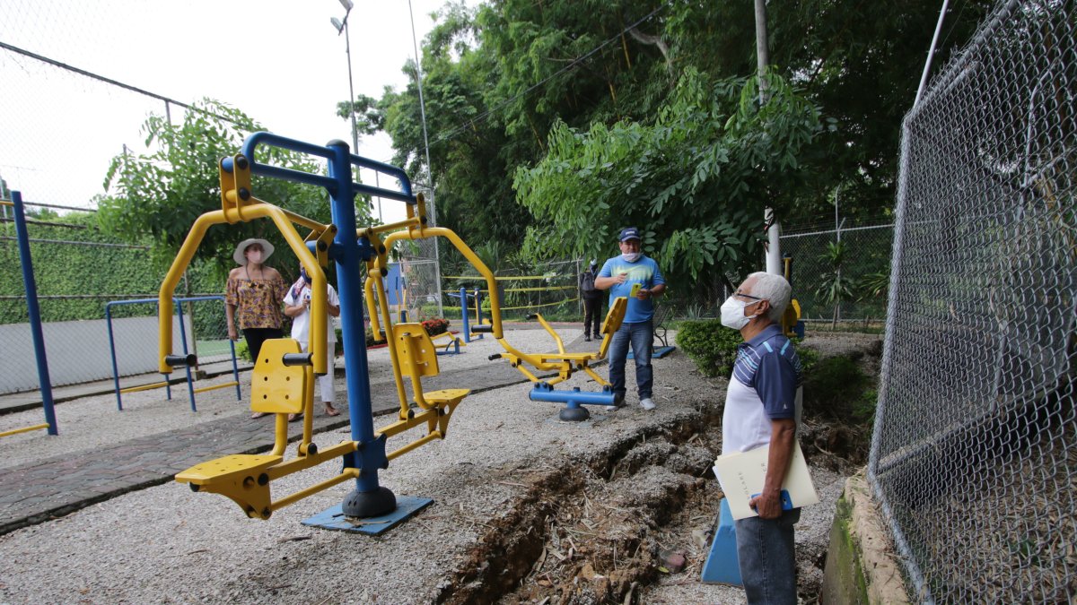 Comunidad. Como resultado del deslizamiento de tierra, los residentes tuvieron que cerrar la zona de juegos para evitar inconvenientes.