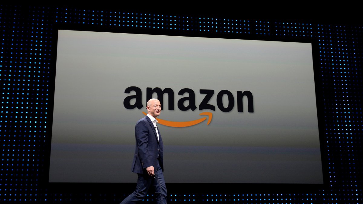 El segmento de negocio que dirigió Bezos aumentó la facturación durante el pasado año un 30 % hasta los 45.370 millones de dólares, y contribuyó, con 13.531 millones, a más de la mitad del beneficio neto de la compañía.