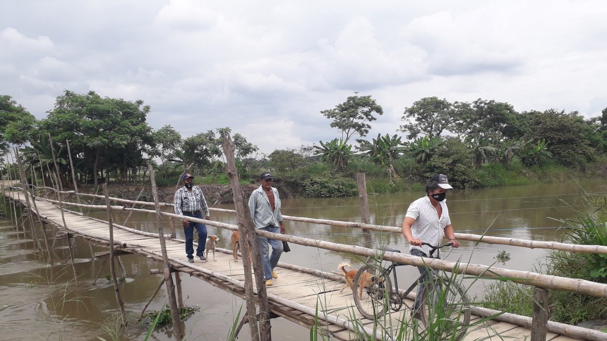 Hecho. Cuando el nivel del agua sube, el puente de caña colapsa y los habitantes quedan incomunicados.