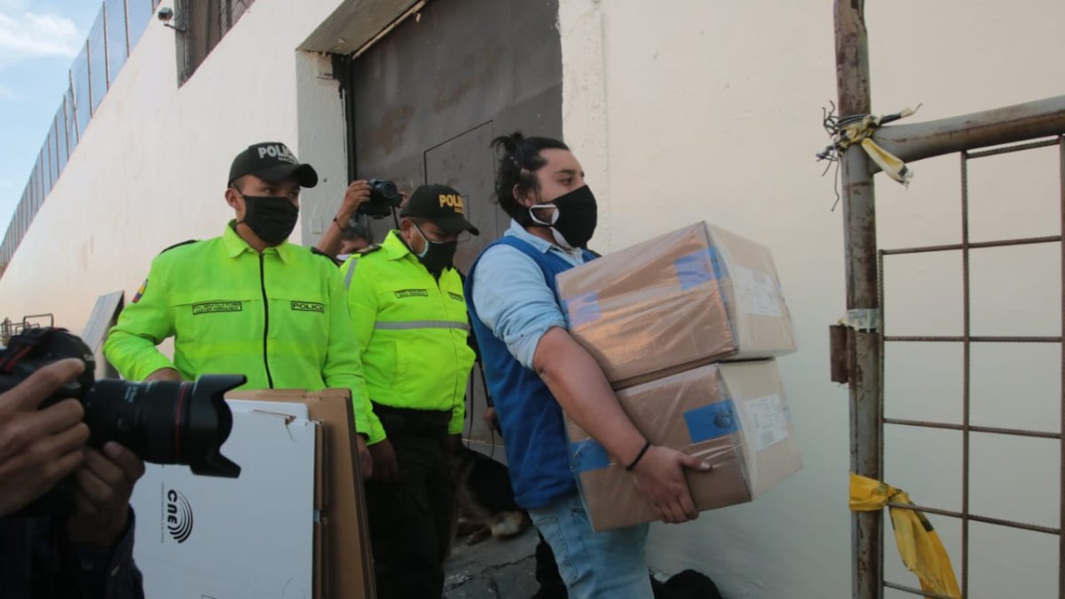 Proceso. La jornada en los centros penitenciarios concluyó a las 17:00. Los votos están bajo custodia militar.