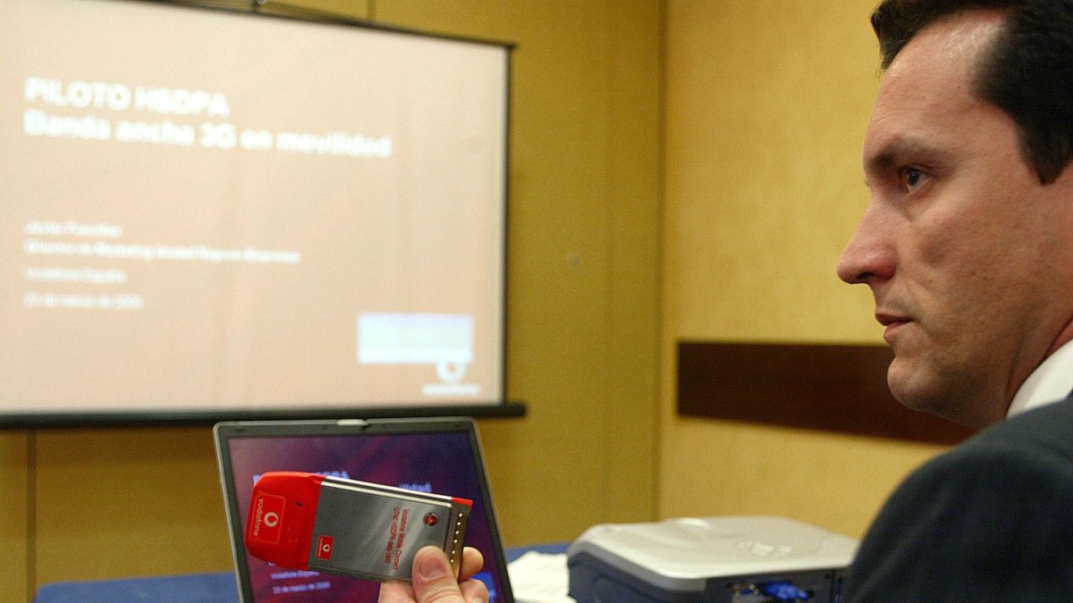 Un técnico muestra a los medios de comunicación una tarjeta de comunicación móvil 3G Banda Ancha.