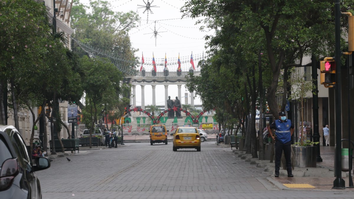 Avenida 9 de octubre, una de las principales calles de Guayaquil, en el centro de la ciudad.