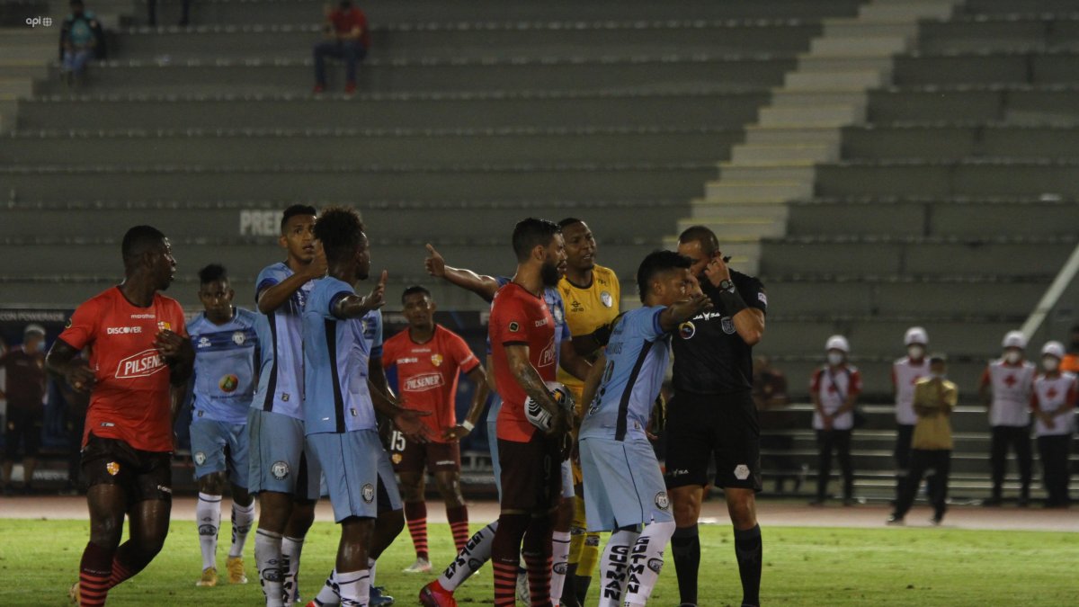 El árbitro Henry Arízaga (d) se vio envuelto en una polémica luego de anularle una ejecución de penalti a Gonzalo Mastriani, en el estadio Christian Benítez.
