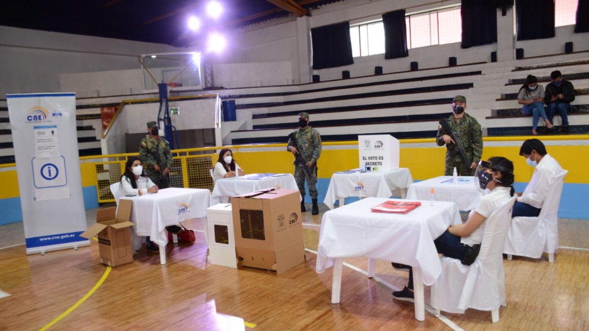 El CNE aclaró que para este futuro balotaje las juntas receptoras del voto contarán con 3 vocales principales, 3 vocales suplentes y 1 secretario o secretaría.