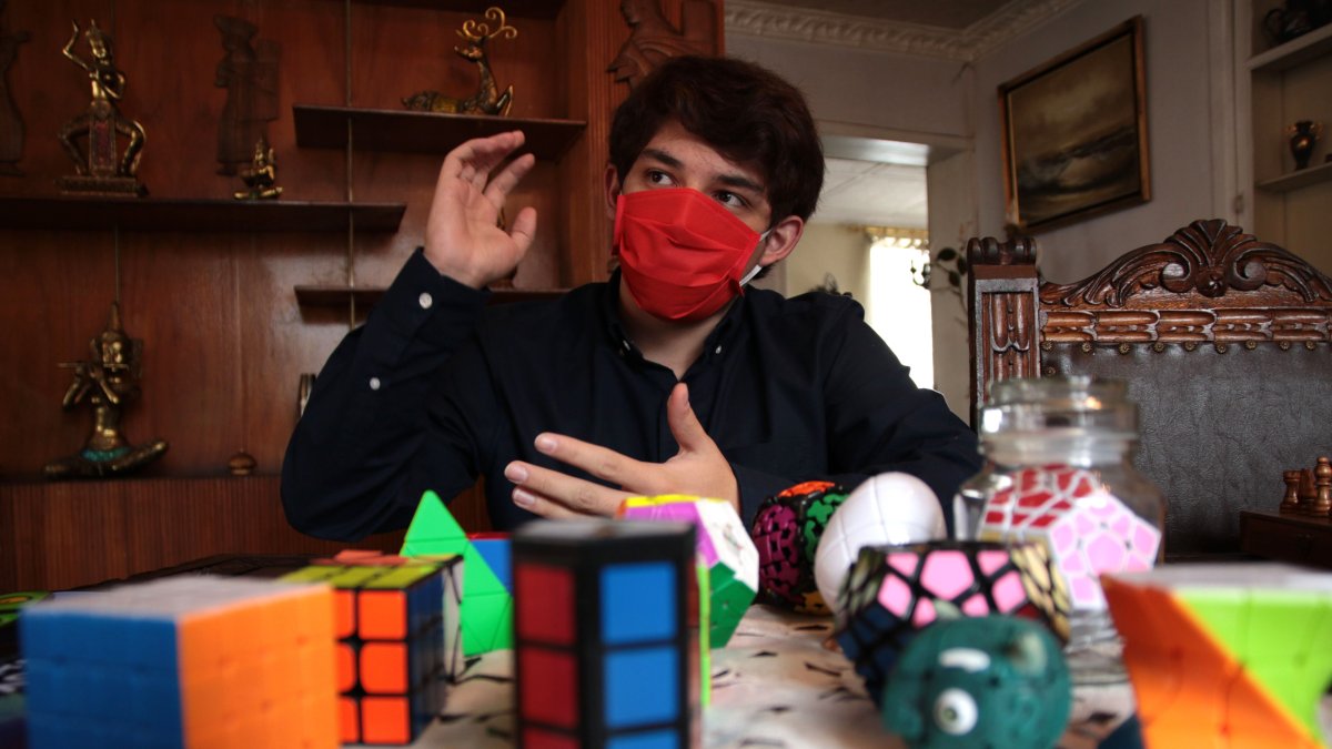 Gabriel Erazo se especializó en el ‘pyraminx’, que es triangular. Su tiempo récord es de 1,4 segundos.
