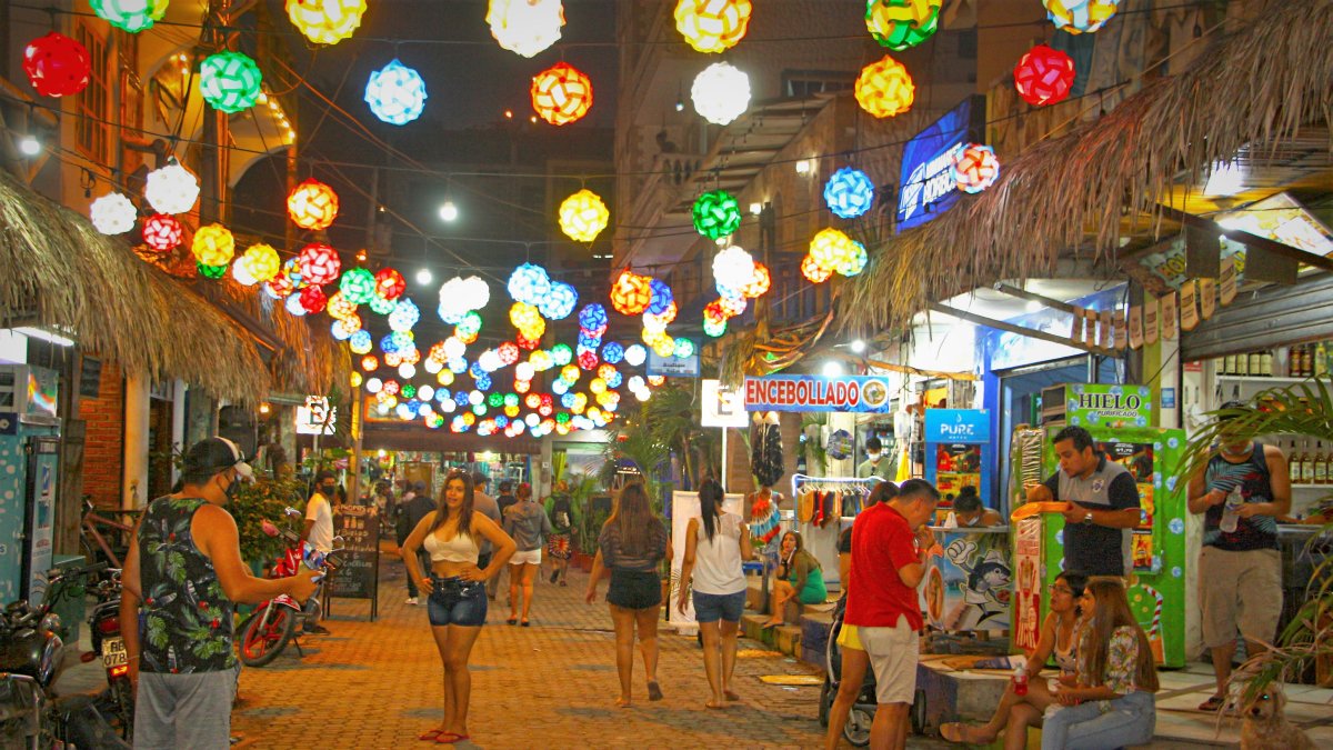 El proyecto de unos jóvenes ha transformado las calles de Montañita.