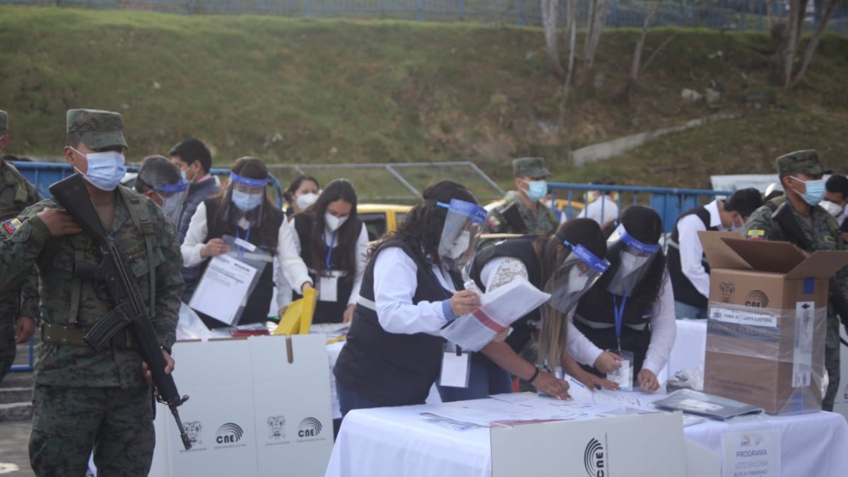 El voto adelantado de los privados de la libertad y el Voto en Casa marcó el inicio de las elecciones.