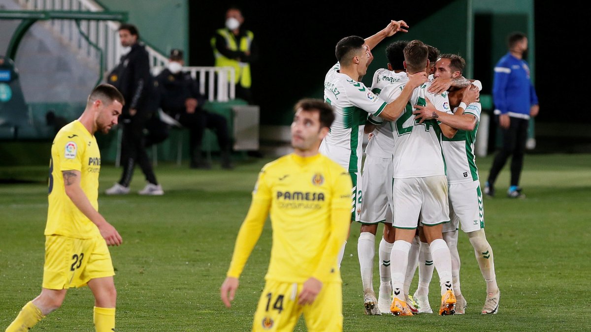 Los jugadores del Elche festejan el gol de la igualdad, tras ir abajo por dos goles