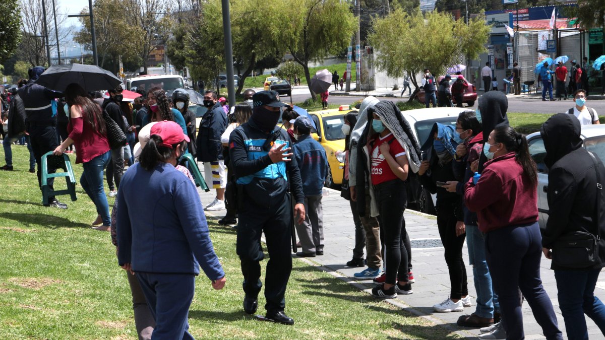 Decenas de ciudadanos trasnocharon para obtener la cédula de identidad.