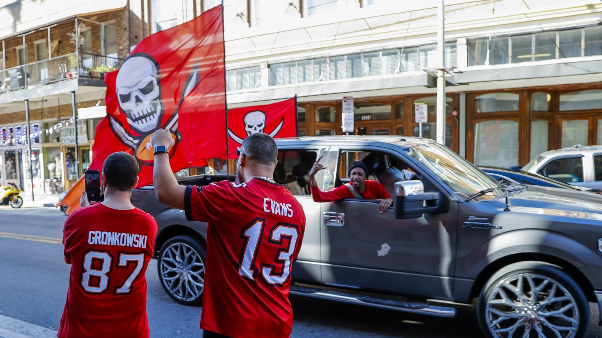 Ambiente. Las calles de Tampa lucen repletas en días de la tercera ola de la pandemia.