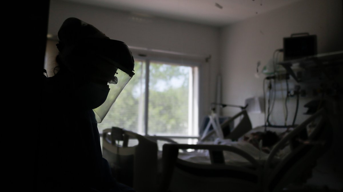 Un médico realiza controles de pacientes con covid-19 en una unidad de terapia intensiva en un hospital de Buenos Aires.