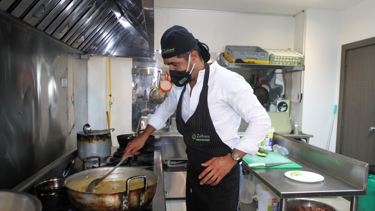 Roddy Zambrano disfruta en la cocina tanto como en la cancha como árbitro.