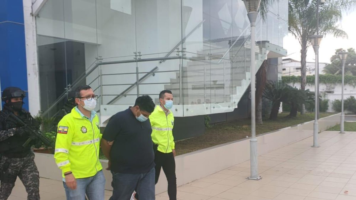 Casquete es trasladado por tierra desde Guayaquil. Salió a las 14:30 y se espera que llegue a la cárcel 4 pasadas las 21:00.