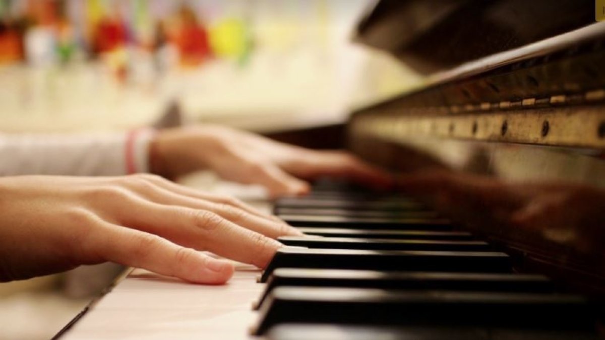 Intérprete de piano al teclado.