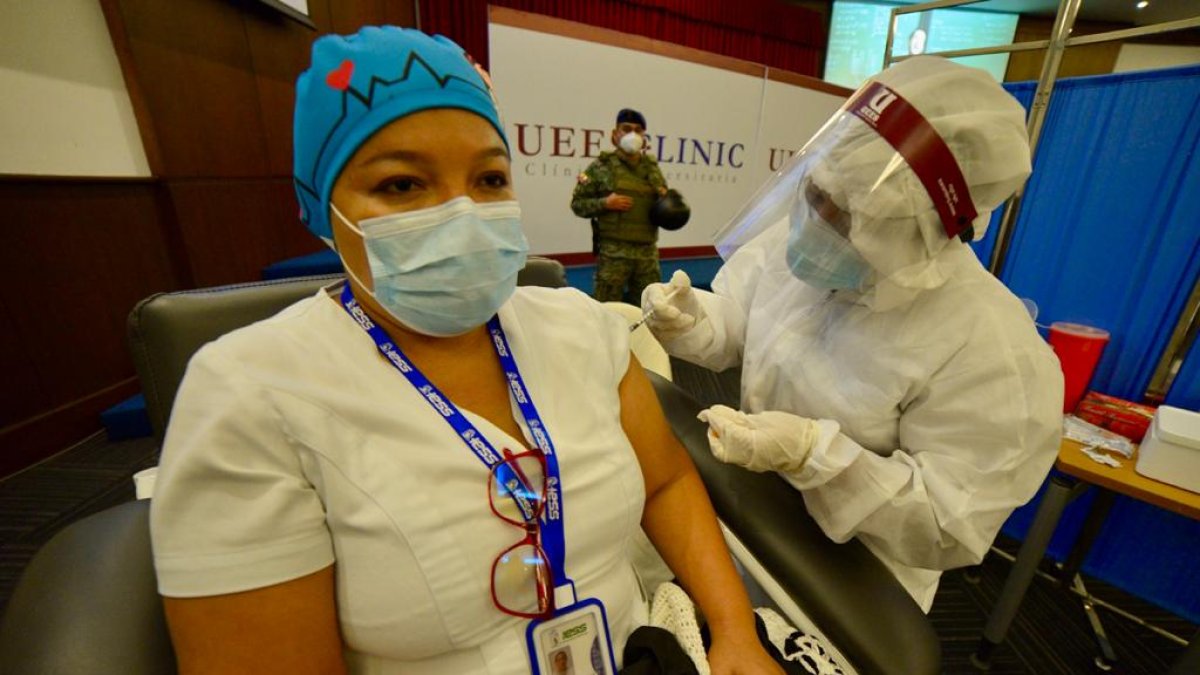 Vacunación de personal de primera línea de Salud pública y privada de Guayaquil, en la Universidad de Especialidades Espíritu Santo (UEES), el miércoles 3 de febrero.