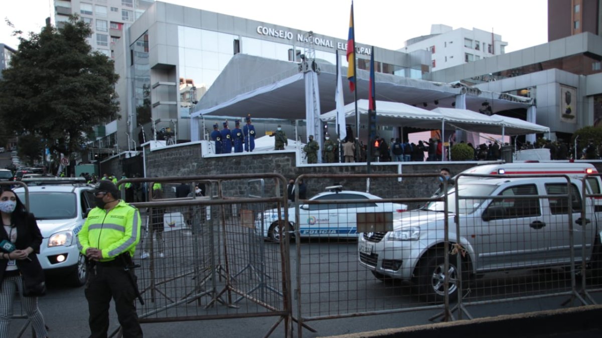 Ceremonia. Miembros de la Policía custodian los exteriores del Consejo Nacional Electoral durante la inauguración de las elecciones.