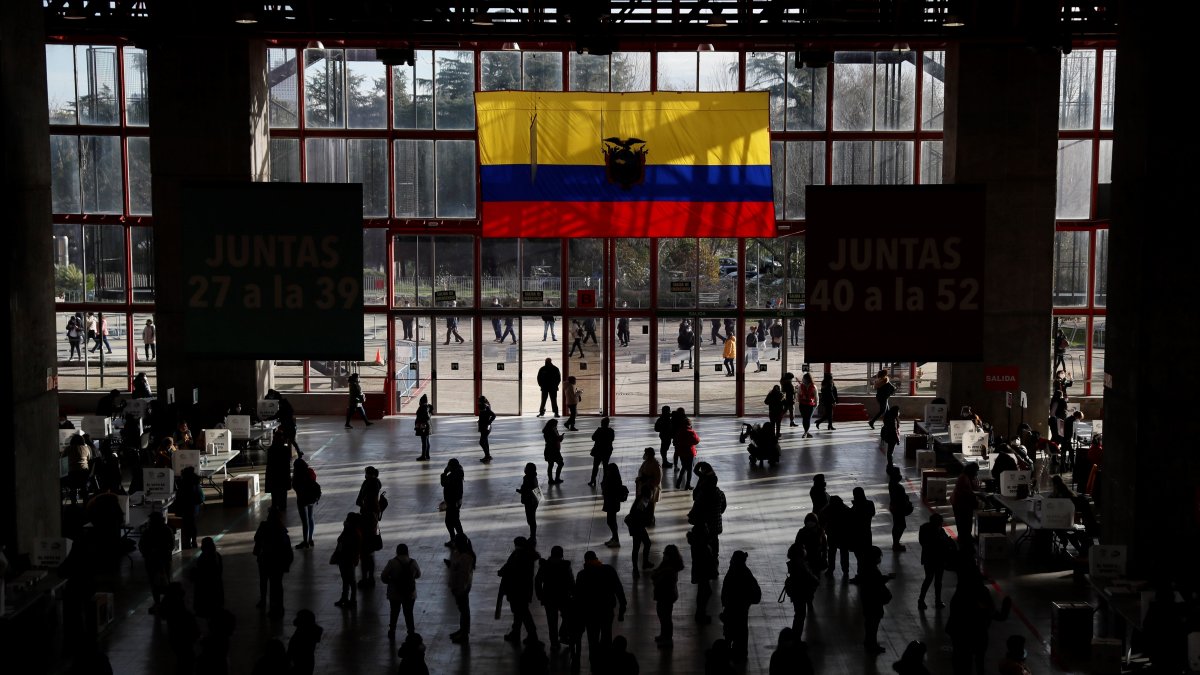 Los votantes reciben instrucciones por megafonía para el correcto desarrollo de esta cita con las urnas, que en España tiene en Madrid su mayor censo de electores con 66.790.