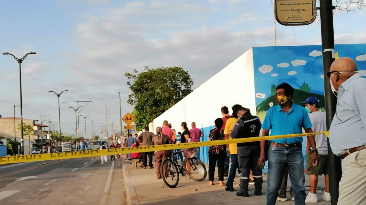 Largas filas se formaron tanto fuera como en el interior de los recintos.