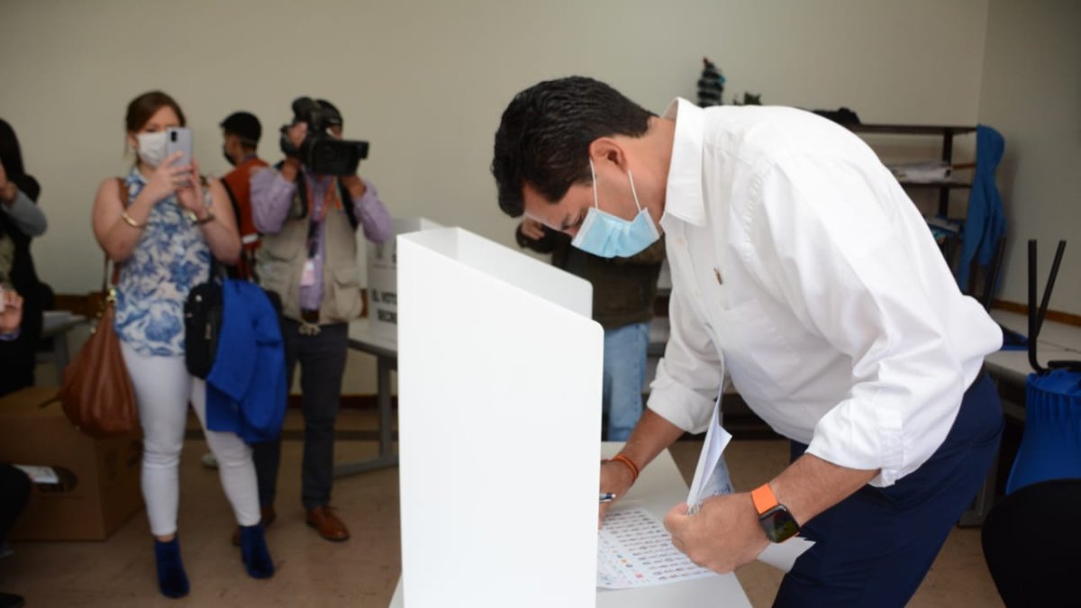 Xavier Hervas, candidato por el partido Izquierda Democrática, ya ejerció su derecho al voto.