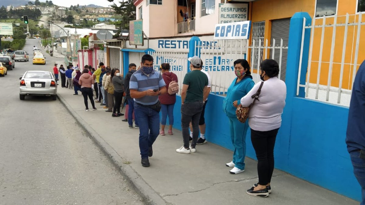 Como se observa, la gente hace fila sin distanciarse mucho unos de otros.