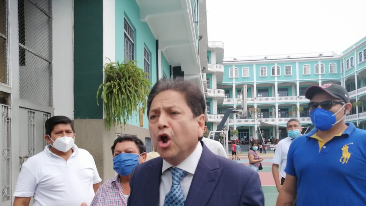 Carlos Sagnay ejerció su derecho al votó en el colegio San José La Salle.