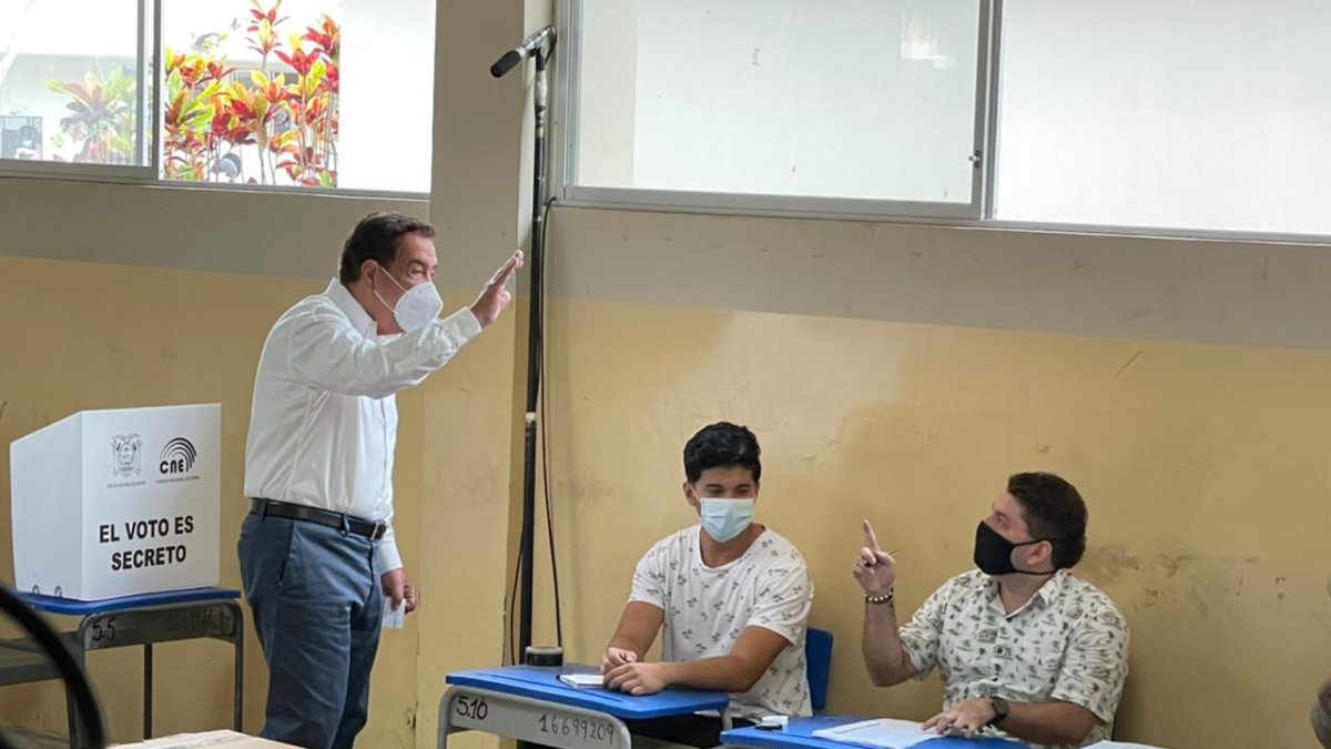 Mediante un video se observa al exalcalde de Guayaquil depositando las papeletas en la junta 233.