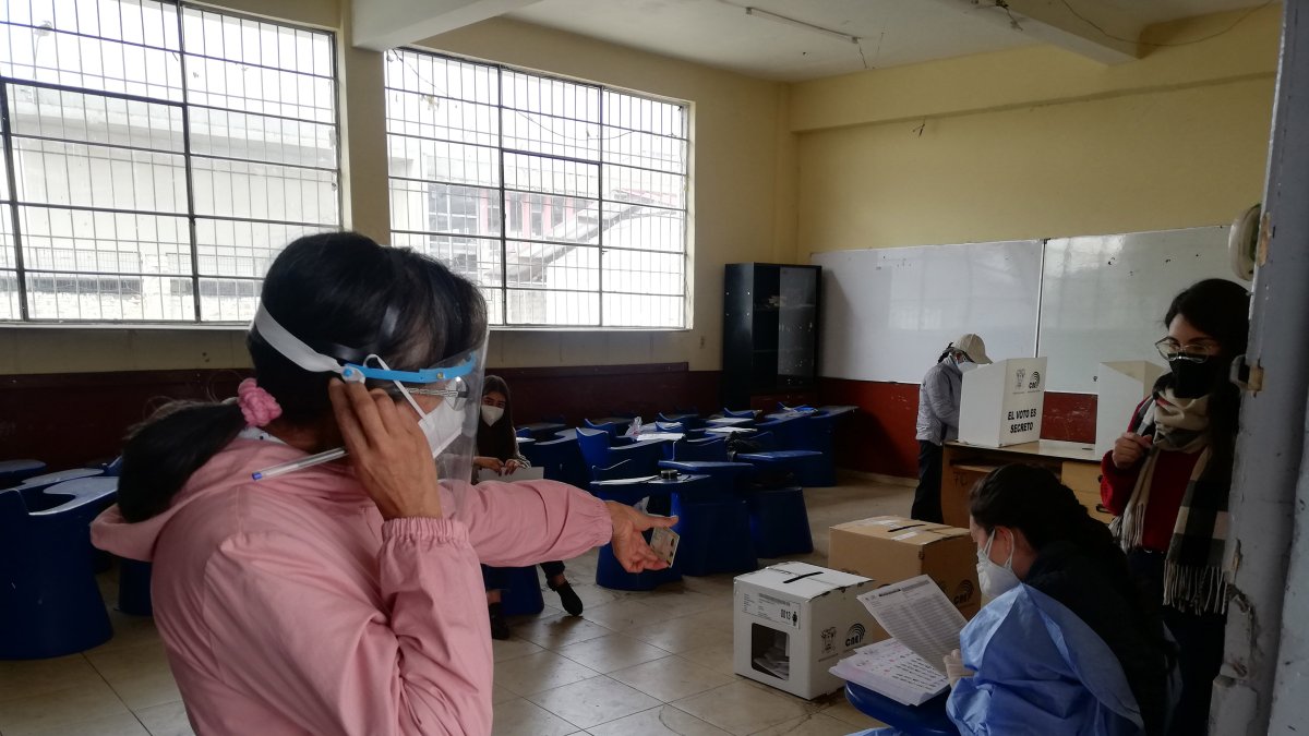 Hay quejas en algunos recintos electorales en Cuenca, por permitir las votaciones en espacios cerrados.