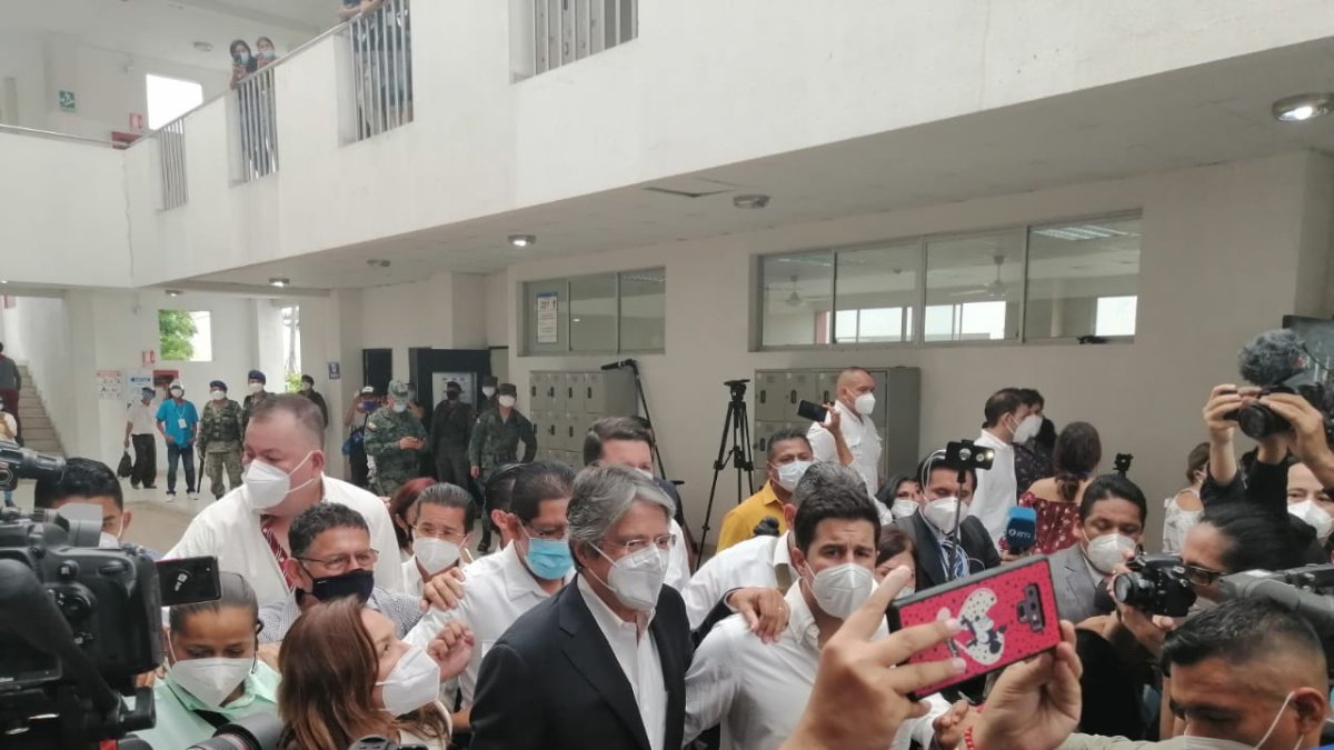 Junto a él estuvieron familiares y decenas de seguidores. Adentro de la unidad educativa fue recibido por aplausos.