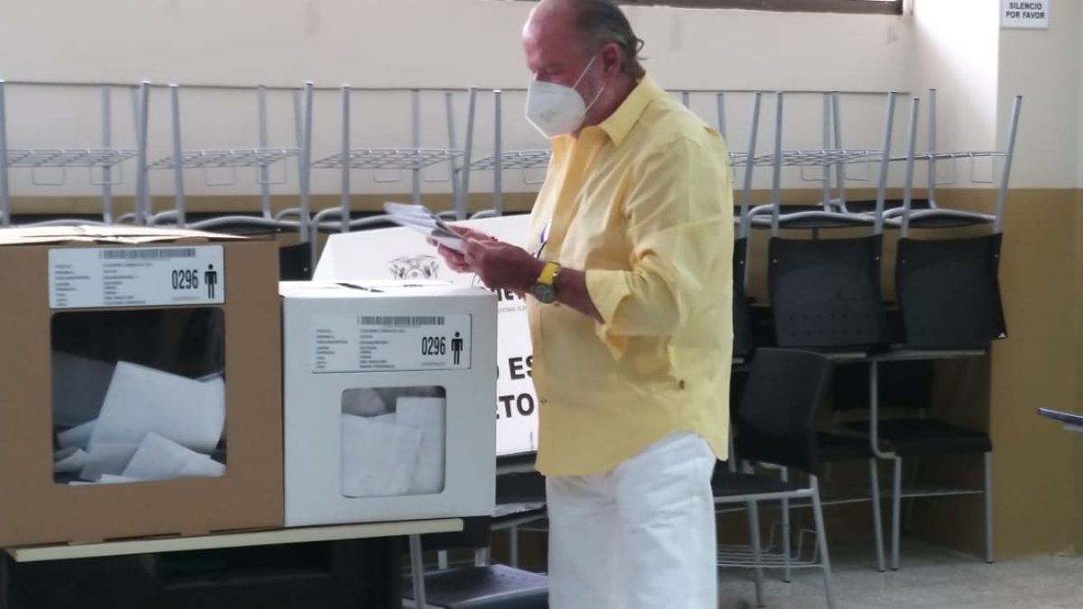 El candidato Isidro Romero, ejerciendo su derecho al voto.