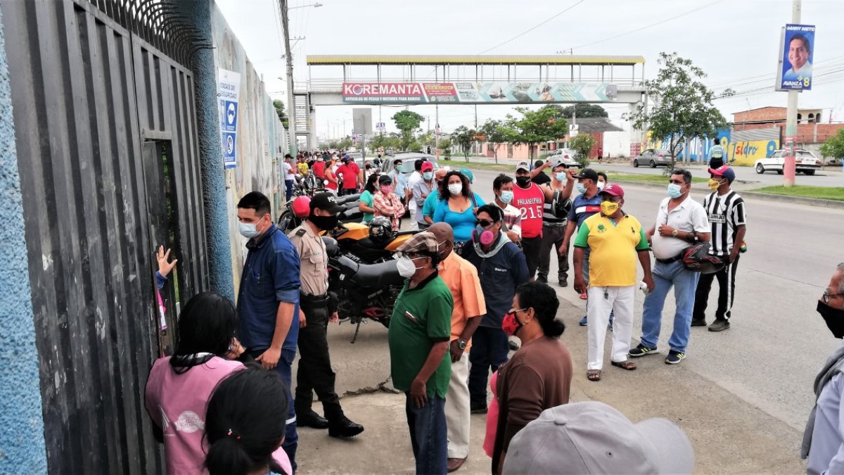 Decenas de personas en las afueras de las Juntas Receptoras del Voto.
