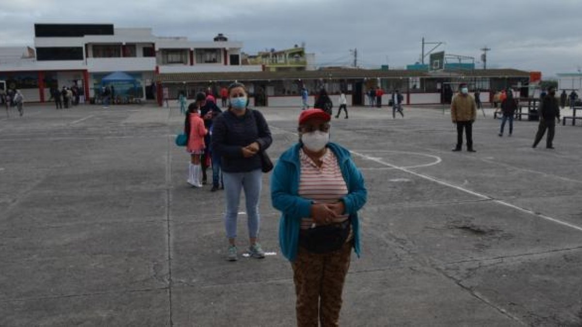 María Freire estuvo 40 minutos antes para dar el voto en la Unidad Educativa Hispano América.