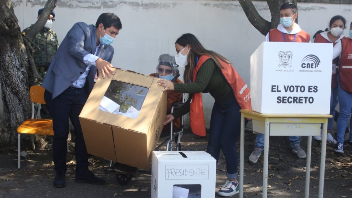 Andrés Arauz acompañó y asistió a su abuela a votar.