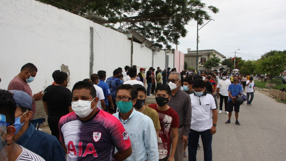 Todos juntos y revueltos para votar. Así ha sido el panorama esta mañana en muchos de los recintos de sufragio.