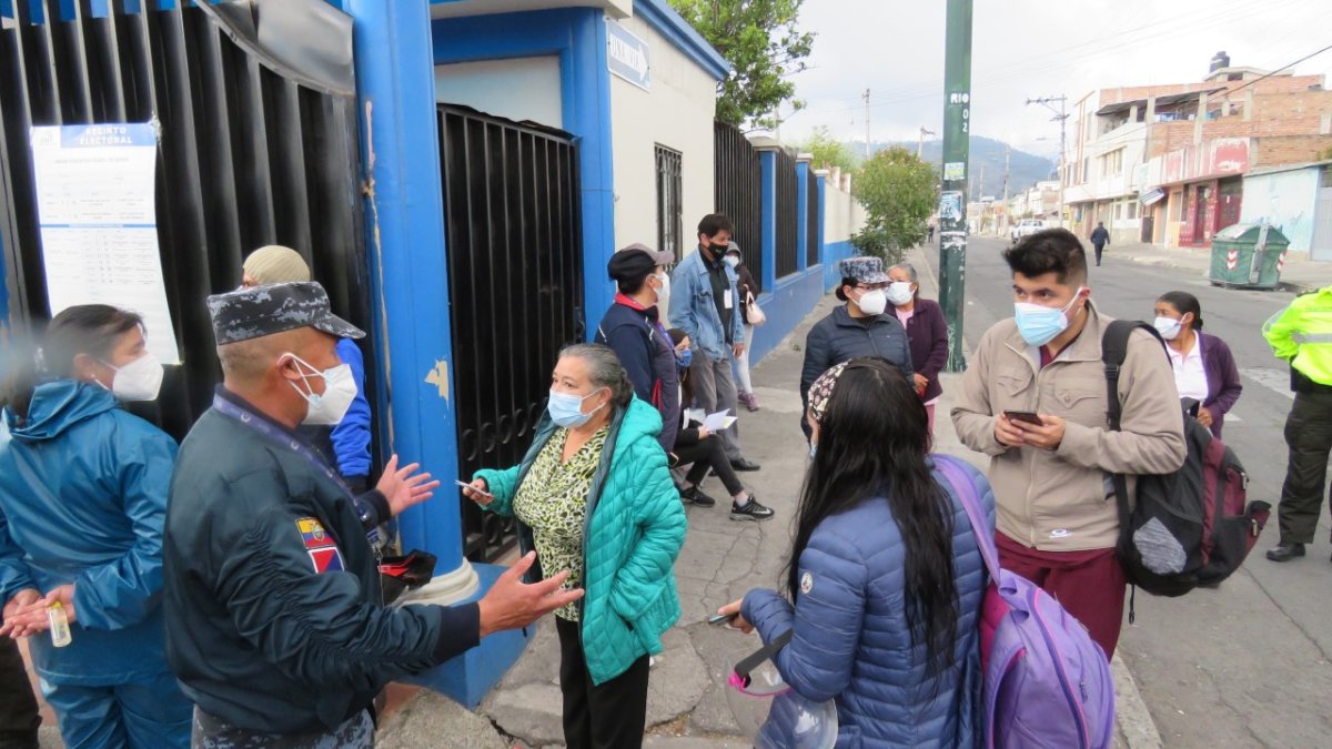 Confusiones y consultas a los uniformados por parte de los votantes