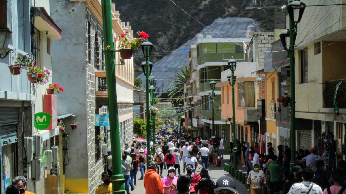 En Pomasqui, en la escuela San Antonio de Padua, la gente hizo una fila de seis cuadras.