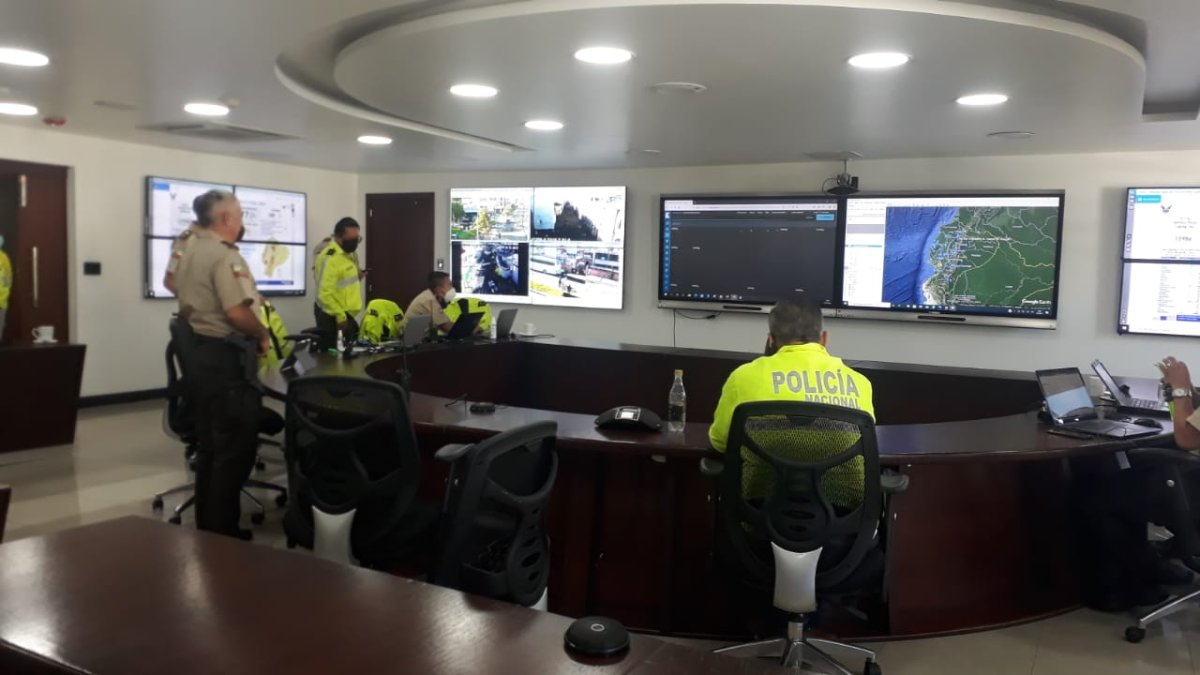 Vigilancia. Desde el Centro de Mando en Quito, autoridades policiales siguen de cerca el desarrollo de la jornada electoral en el país.