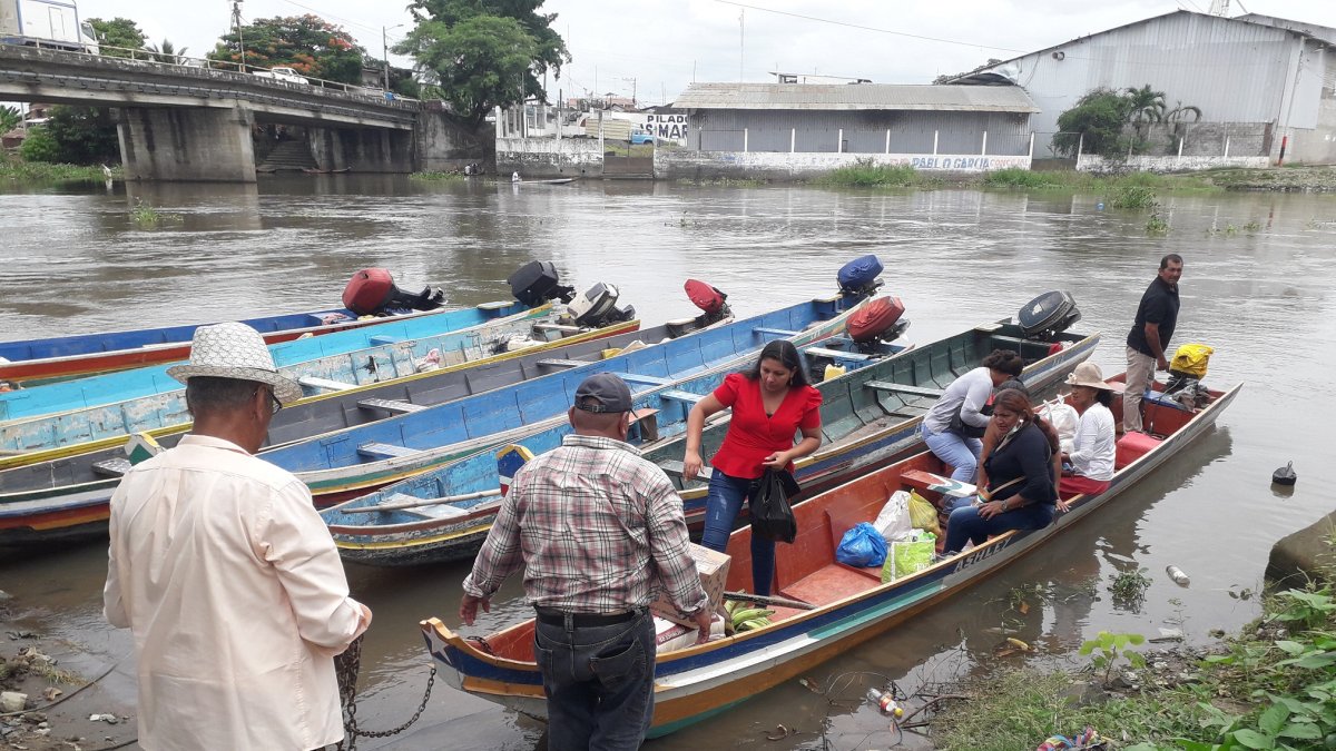 Los habitantes de algunos recintos de Daule se movilizaron en canoas hacia sus recintos electorales.