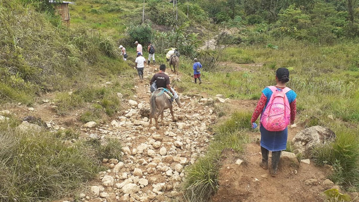 Por falta de carreteras, los habitantes de la comunidad se movilizaron por vías empedradas internas.