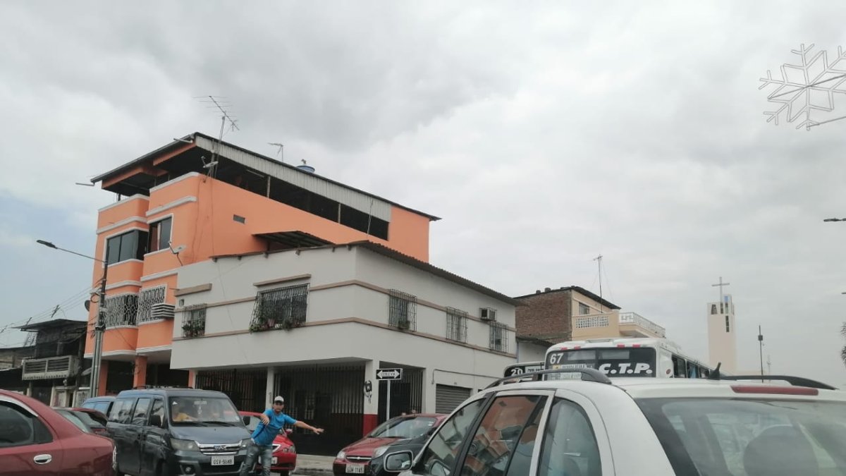 Las personas se bajan de sus automóviles para actuar como vigilantes y 