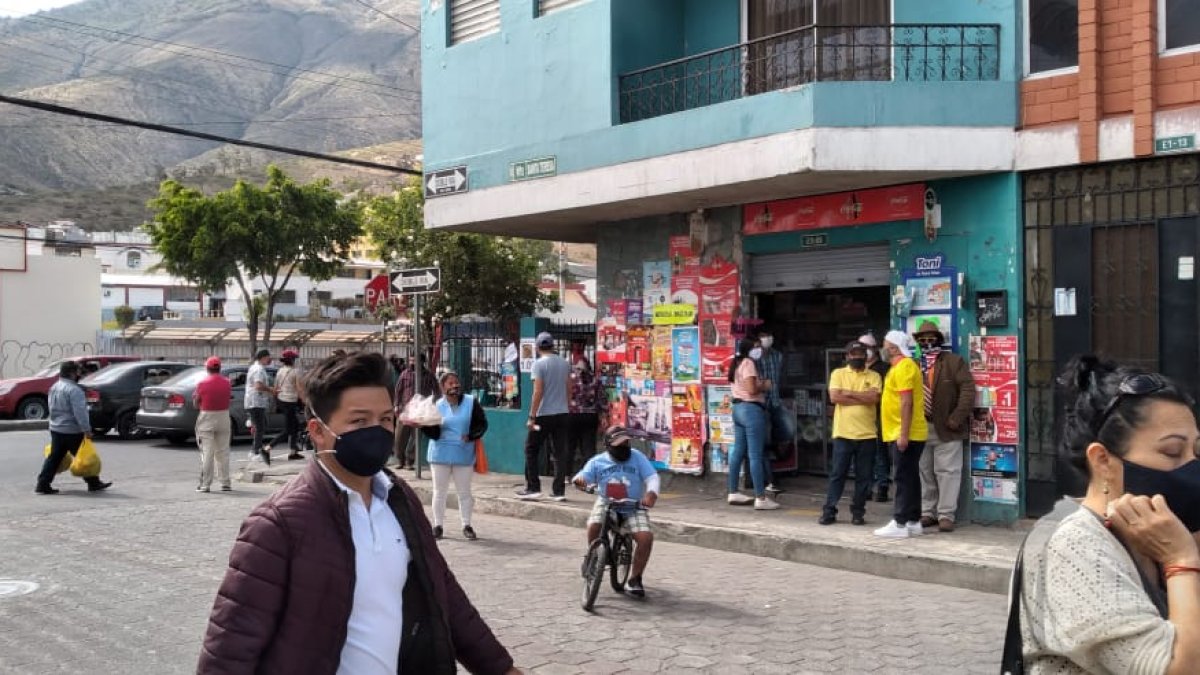 La venta de comida ambulante se volvió un deporte extremo. La vendedora de espumillas fue retirada del lugar por los policías
