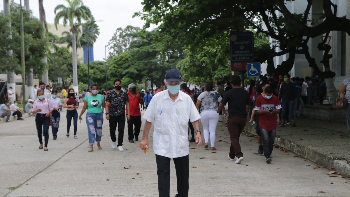 Cumpliendo un deber. Bolívar Paladines dejó su casa a las 9. Una hora después ya estaba cerca del recinto donde votó ayer.