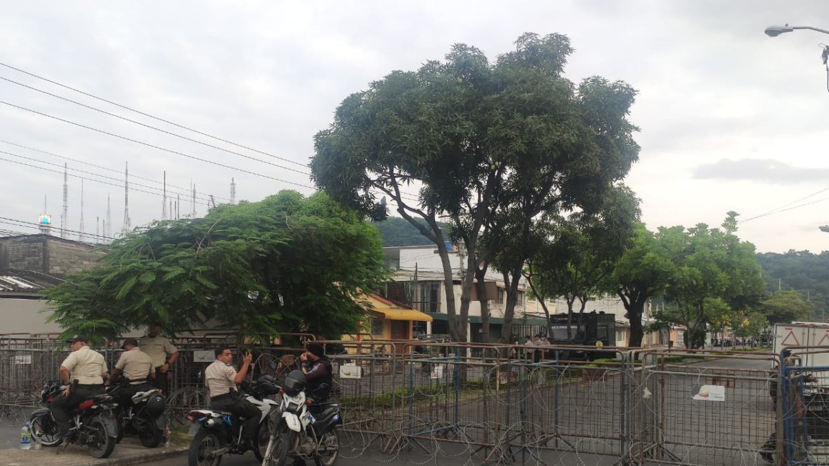 Vallas y agentes de la Policía cercan el edificio electoral, en previsión de cualquier desorden.