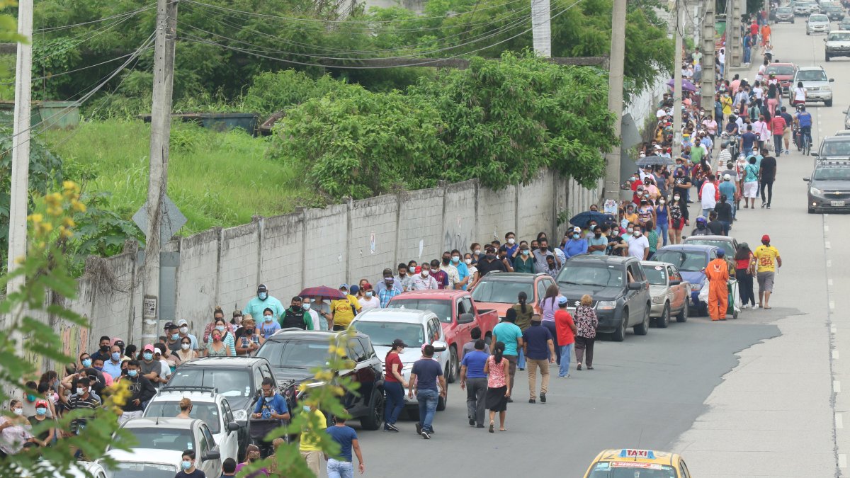 Aglomeraciones. La alta participación de votantes, desde tempranas horas, generó largas filas afuera de los recintos electorales.