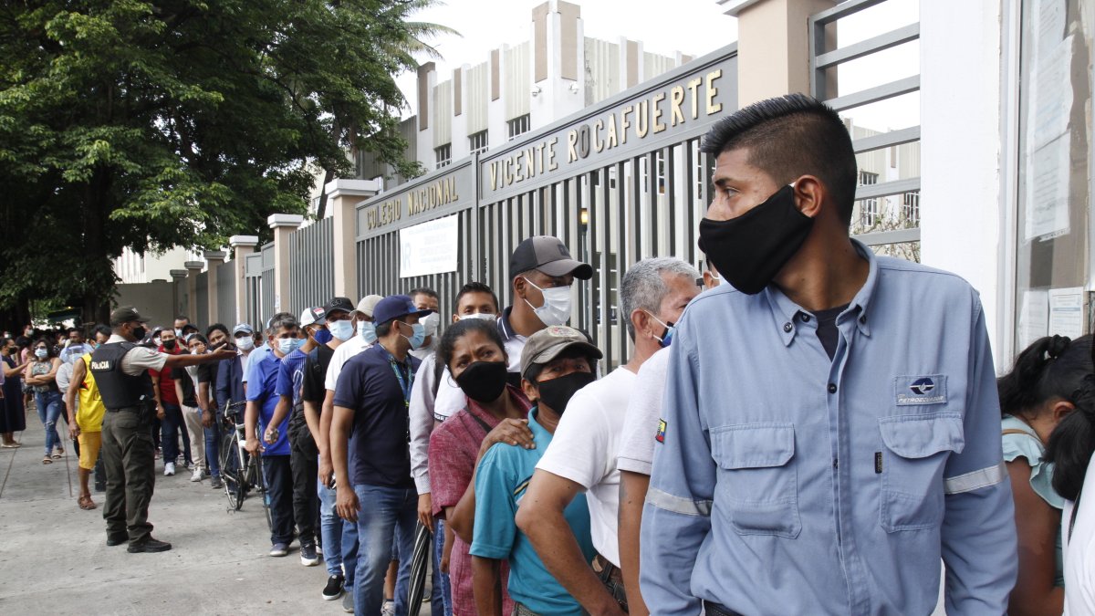 Filas de electores en los exteriores del colegio Vicente Rocafuerte, en los comicios de febrero pasado.
