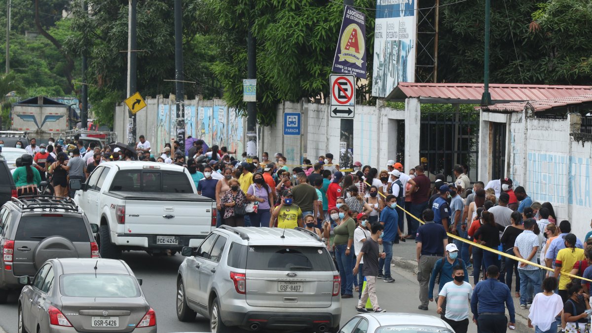 Largas filas en las afueras de los recintos electorales provocó aglomeraciones.