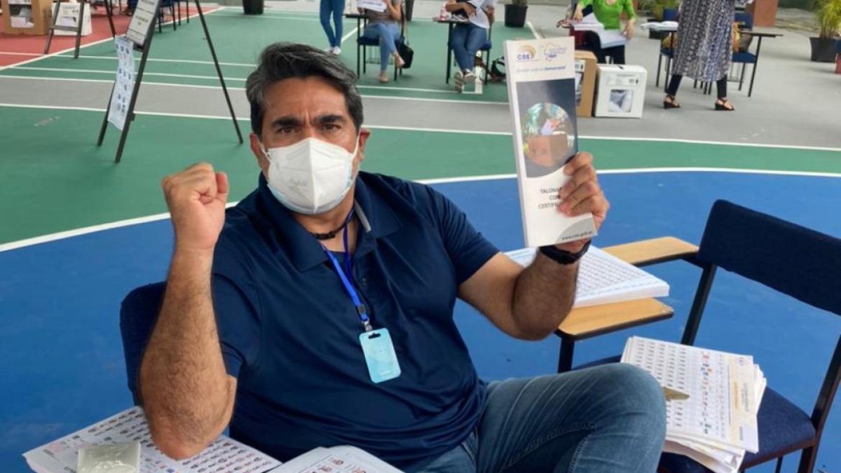 Actitud. El periodista Diego Arcos se tomó de buen modo su experiencia en la mesa de votación y fue acompañado en redes por miles de usuarios de Twitter.