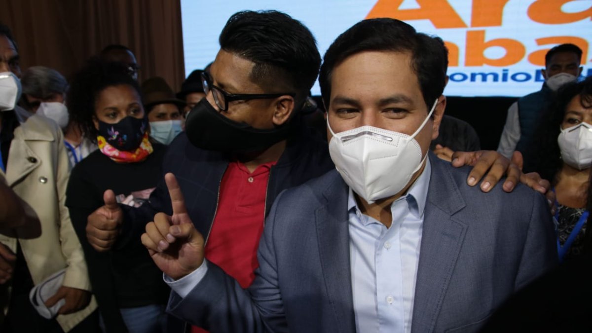 El candidato correísta Andrés Arauz dio declaraciones cerca de las 21:30 en el Hotel Mercurie de Quito.