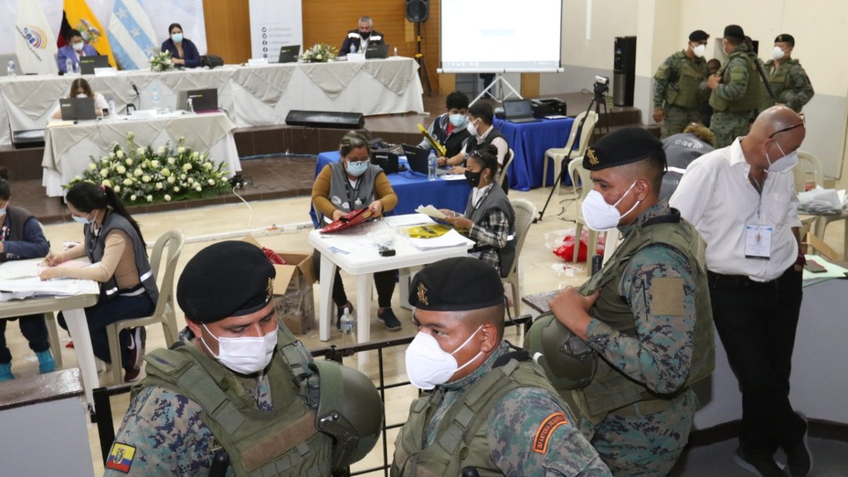 Festejos y resguardo policial en la afueras CNE Guayaquil.