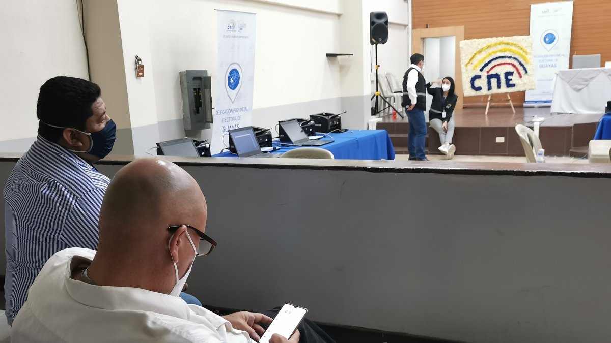 Los dirigentes políticos, hasta pasada la medianoche, observaron el proceso de escrutinio en la Delegación Electoral del Guayas.
