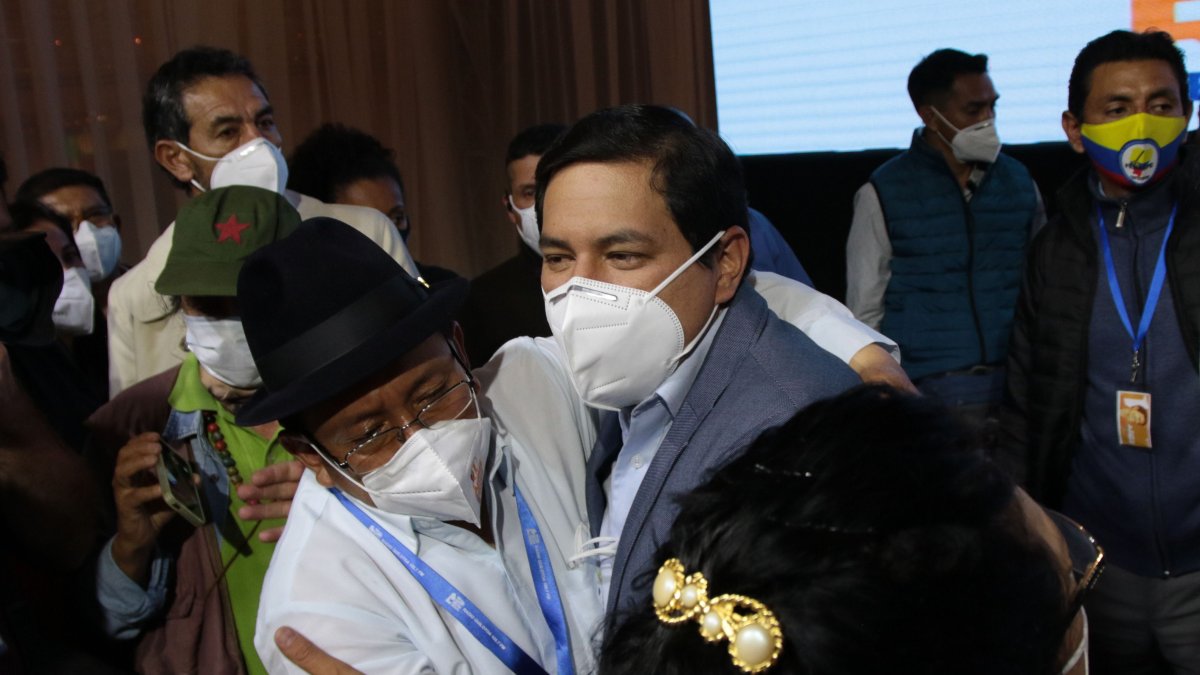 El candidato celebra con sus simpatizantes en Quito.